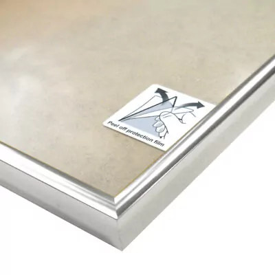 Bisel de aluminio con película protectora en superficie lisa, ideal para enmarcados de fotos o técnicas de presentación.