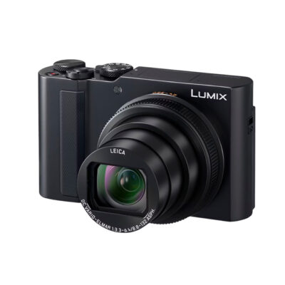 Cámara Panasonic Lumix con lente Leica, diseño compacto y óptica versátil para fotografía de calidad.