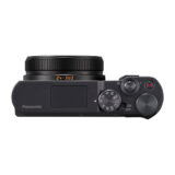 Cámara Panasonic con lente zoom de 24-360 mm, diseño compacto y controles ergonómicos. Ideal para fotografía versátil.
