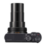 Cámara Panasonic con lente zoom 24-360mm, diseño compacto y controles intuitivos para fotografía versátil.