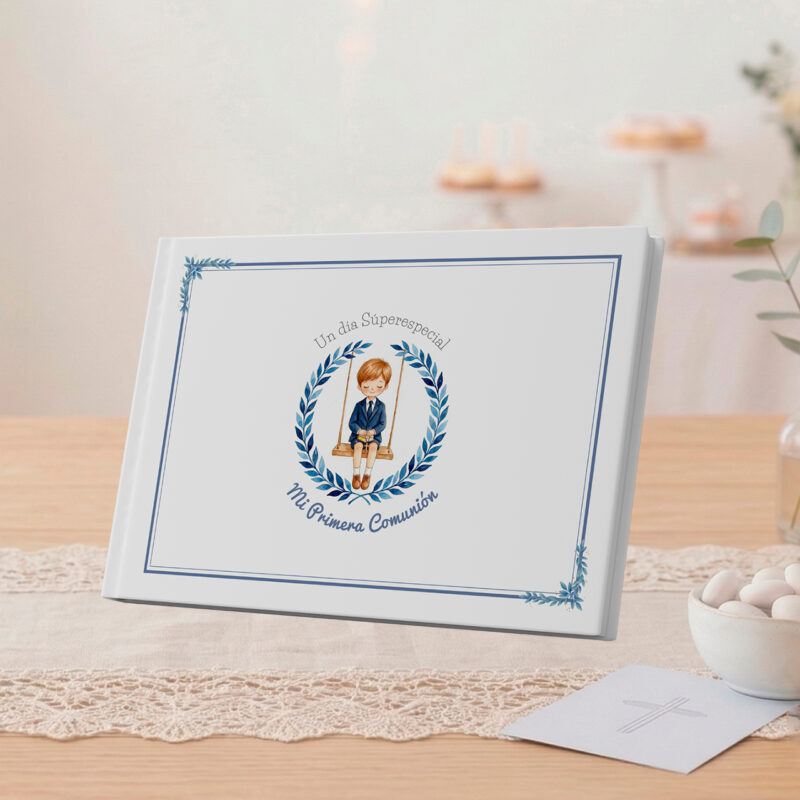 Álbum personalizado "Mi Primera Comunión" con ilustración de niño y detalles en azul. Ideal para recuerdos especiales.