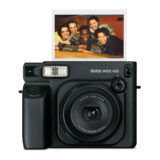 Cámara instantánea Fujifilm Instax Wide 400 con impresión de foto de grupo y lente de 95 mm. Ideal para recuerdos.