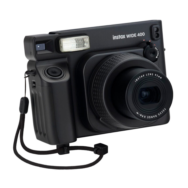 Cámara instantánea Fujifilm Instax Wide 400 con lente de enfoque y flash integrado para fotos ampliadas.