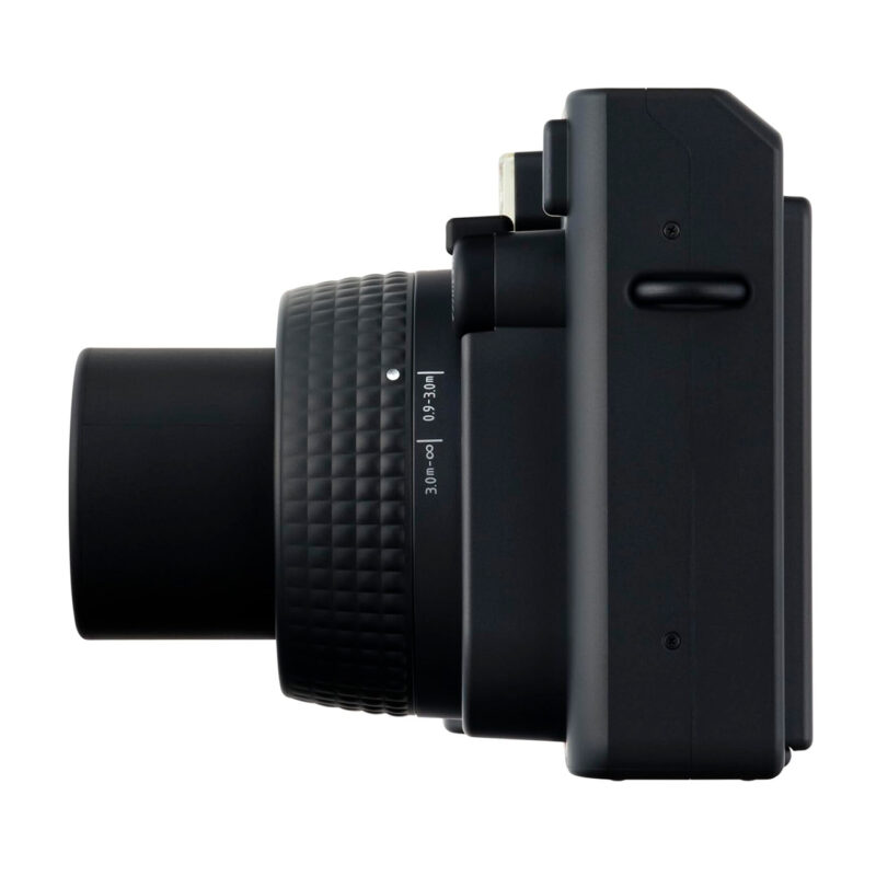 Cámara compacta de fotos con lente retráctil, enfoque de 30 cm a infinito, color negro, diseño moderno y elegante.