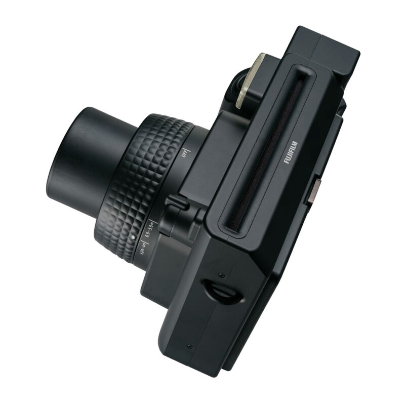 Cámara Fujifilm Instax Mini 11 con lente retráctil y diseño compacto, ideal para fotografía instantánea.