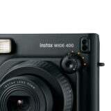 Cámara instantánea Fujifilm Instax Wide 400 con lente de 95 mm y función de temporizador. Ideal para fotos instantáneas.