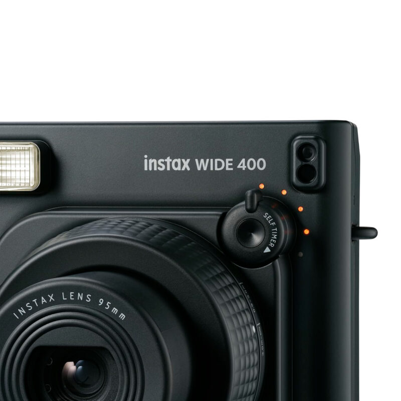 Cámara instantánea Fujifilm Instax Wide 400 con lente de 95 mm y función de temporizador. Ideal para fotos instantáneas.