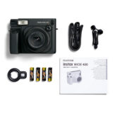 Cámara instantánea Fujifilm Instax Wide 400 con lente, batería y manual. Ideal para fotografía instantánea.