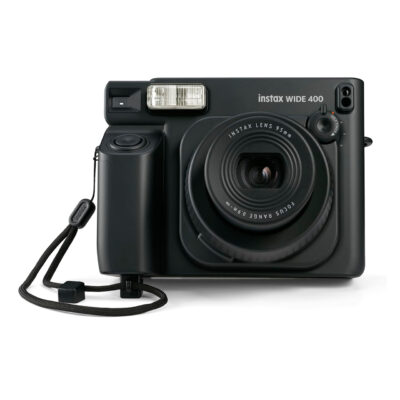 Cámara instantánea Fujifilm Instax Wide 400 con lente de 95mm y flash integrado para fotos de gran formato.