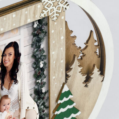 Marco de madera decorativo con motivos navideños y espacio para fotos, ideal para retratos familiares.