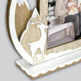 Marco de madera decorativo con reno y montañas, ideal para fotos navideñas y regalos personalizados.