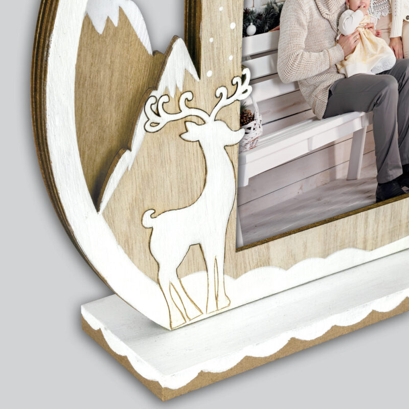 ibi100112-2-429 Marco de madera decorativo con reno y montañas, ideal para fotos navideñas y regalos personalizados.