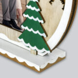 Portarretratos de madera con diseño navideño, árbol verde y base blanca decorativa. Ideal para fotos familiares.