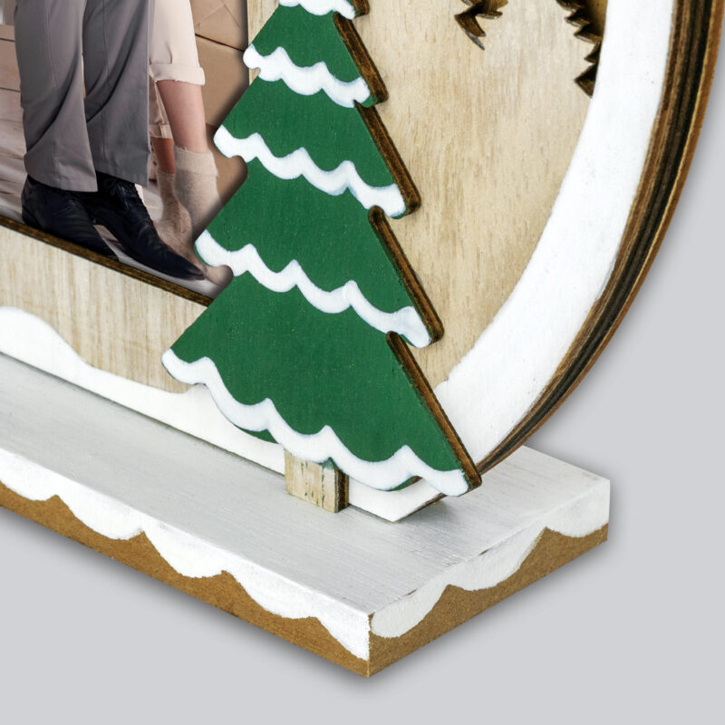 ibi100112-3-fd6 Portarretratos de madera con diseño navideño, árbol verde y base blanca decorativa. Ideal para fotos familiares.