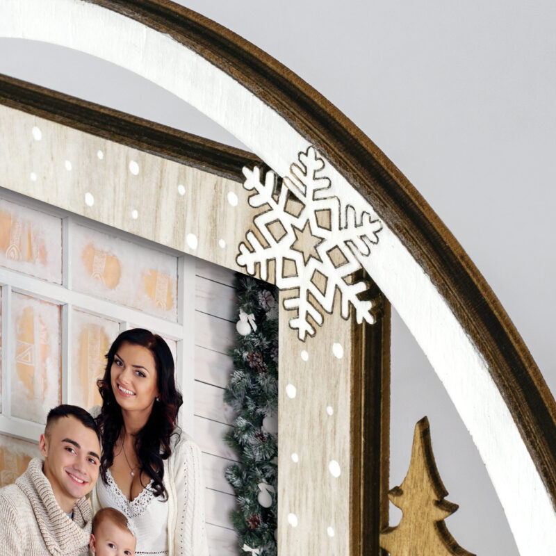 ibi100112-4-e64 Marco de fotos decorativo de madera con copo de nieve, ideal para estilo rústico y celebraciones navideñas.
