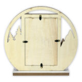 Marco de fotos circular en madera con diseño de montaña y árboles, ideal para decoraciones rústicas y estilo natural.