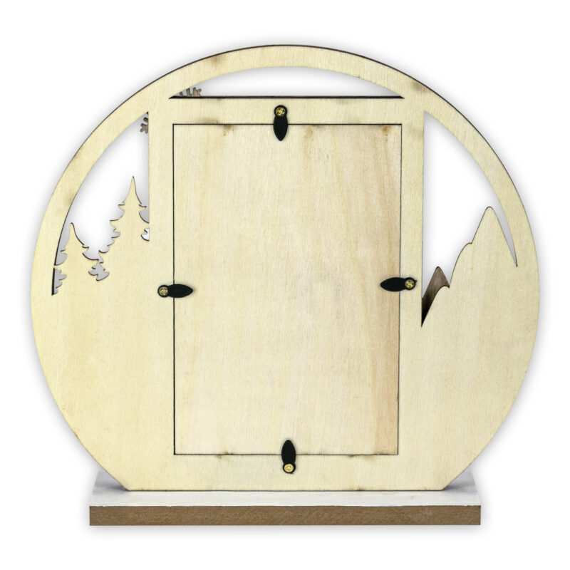 ibi100112-5-d21 Marco de fotos circular en madera con diseño de montaña y árboles, ideal para decoraciones rústicas y estilo natural.