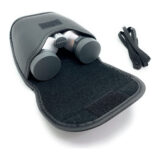 Binoculares Olympus en estuche negro con cierre de velcro, ideales para observación al aire libre y deportes.