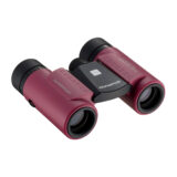 Binoculares Olympus Waterproof de color rojo con diseño compacto y óptica de alta calidad para observación al aire libre.