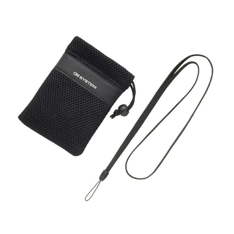 Funda OM System negra, acolchada, con cordón ajustable para protección y transporte de accesorios de fotografía.