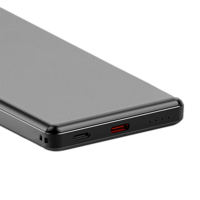 Cargador portátil negro con puertos USB-C y USB-A, ideal para dispositivos móviles y tecnología moderna.