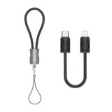 Cable adaptador USB-C a Lightning con diseño negro y conector para carga rápida. Ideal para dispositivos Apple.