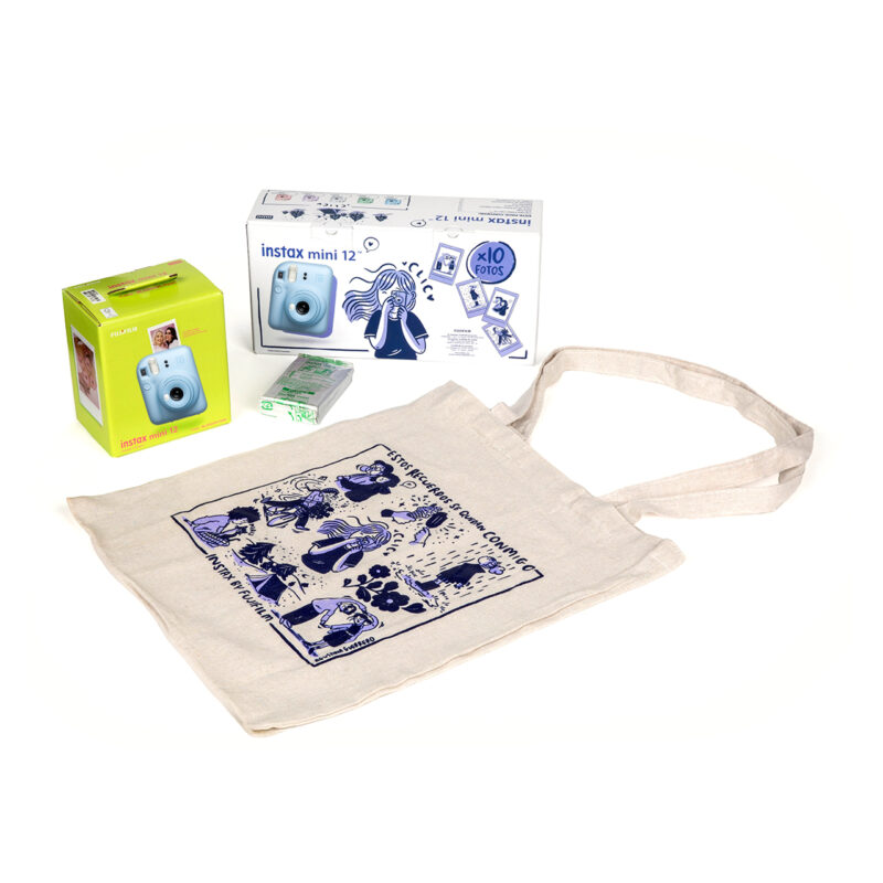 fuj170500-2-f1d Instax Mini 12 azul, funda ecológica y película, en fondo blanco, ideal para fotografía instantánea.