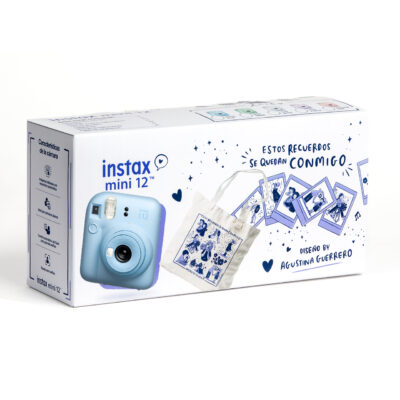 Cámara instantánea Fujifilm Instax Mini 12 color azul con bolsa de diseño por Agustina Guerrero.