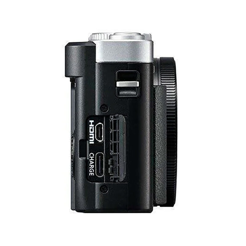 pan400176-6-cd5 Cámara Sony A7III vista lateral, con puertos HDMI y carga visibles. Ideal para fotografía mirrorless profesional.