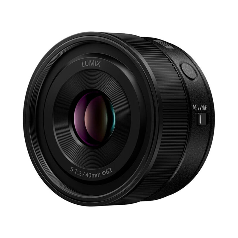 Lente Lumix S 40mm f/2, diseño compacto con enfoque automático y manual, ideal para fotografía profesional.