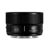 Lente S Lumix 40mm f/1.8 con enfoque rápido, ideal para fotografía mirrorless. Aporta nitidez y calidad profesional.