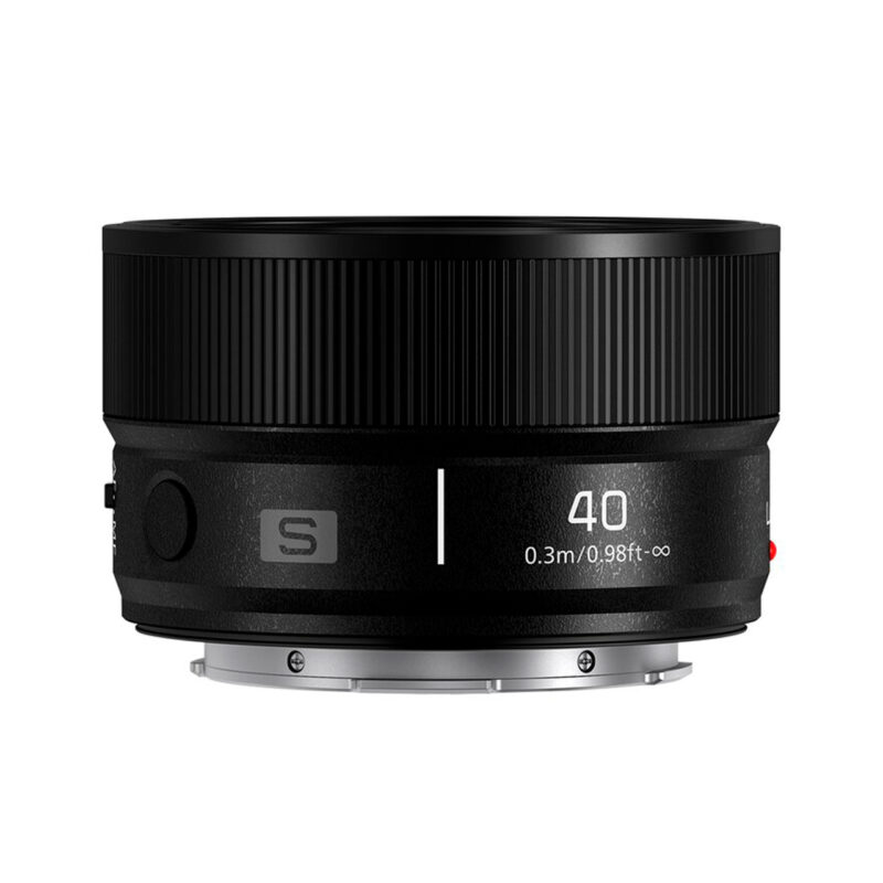 Lente S Lumix 40mm f/1.8 con enfoque rápido, ideal para fotografía mirrorless. Aporta nitidez y calidad profesional.