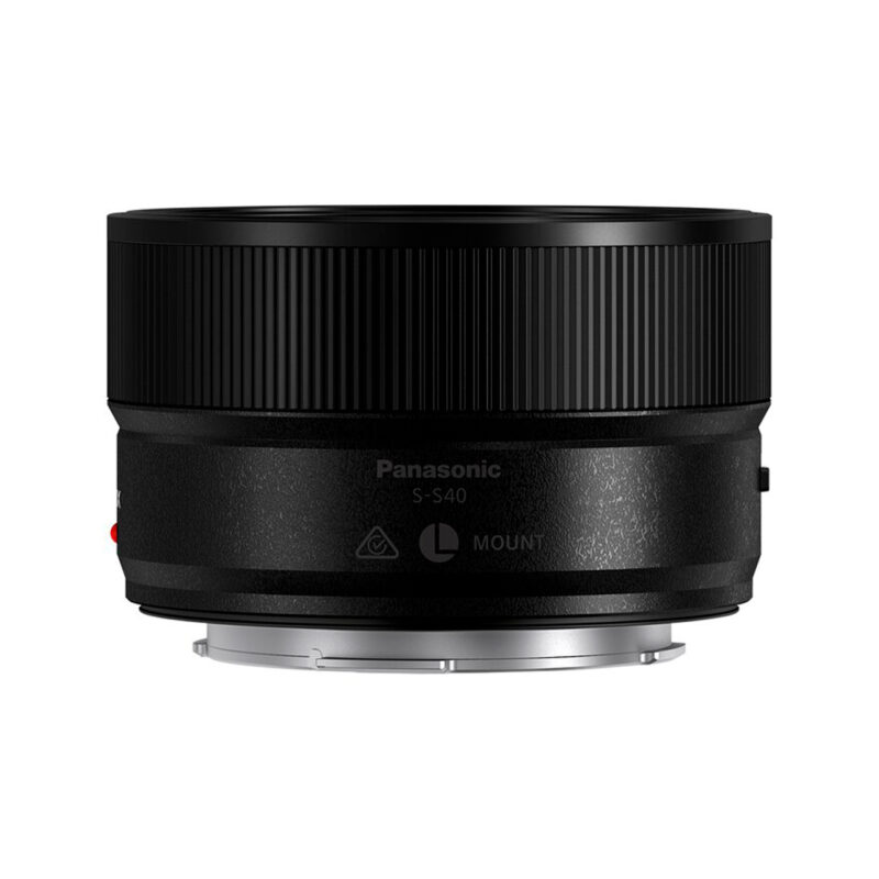 Lente Panasonic S-S40 de montura L, diseño compacto y anillo de enfoque manual. Ideal para fotografía de calidad.