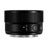 Lente S-AF 50mm f/1.8 de Panasonic, compacta y ideal para retratos con enfoque automático y manual.