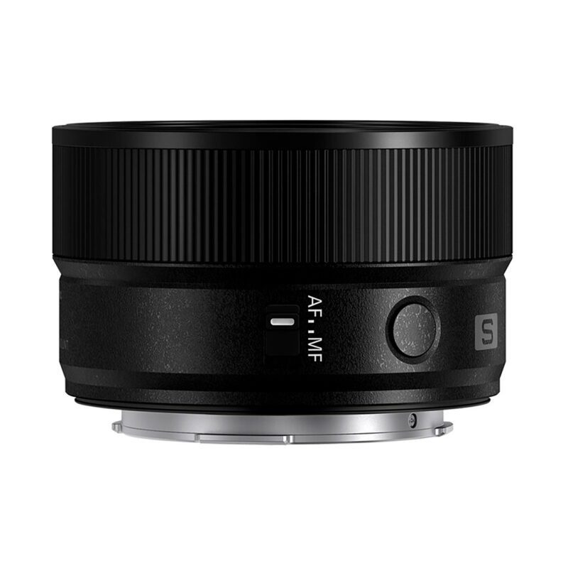 Lente S-AF 50mm f/1.8 de Panasonic, compacta y ideal para retratos con enfoque automático y manual.