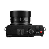 Cámara Panasonic Lumix S5 con lente 40mm, diseño compacto y controles intuitivos para fotografía profesional.