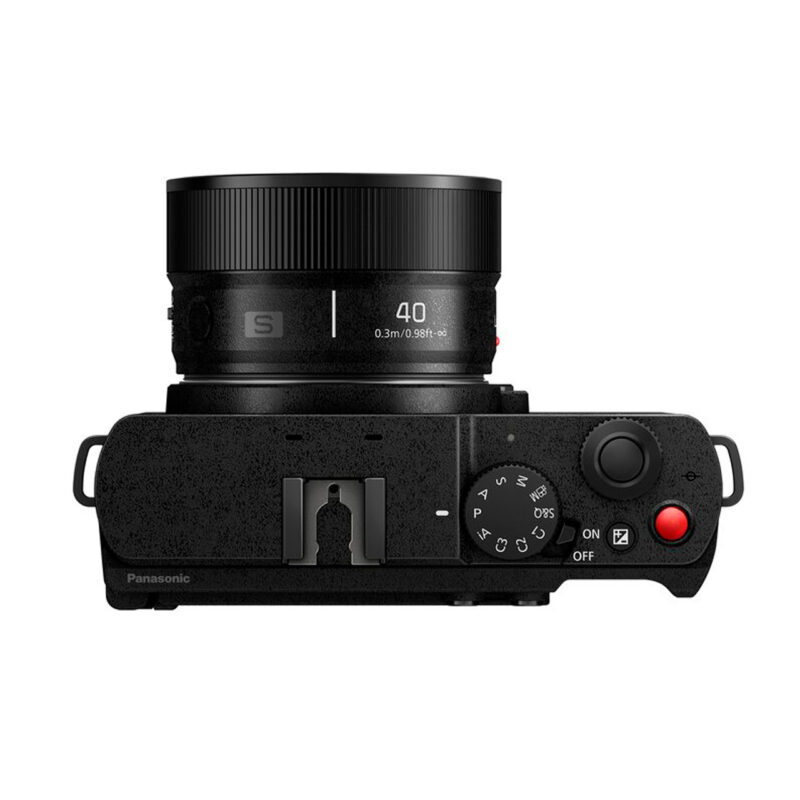 Cámara Panasonic Lumix S5 con lente 40mm, diseño compacto y controles intuitivos para fotografía profesional.