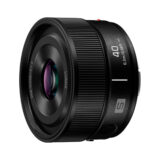 Lente Panasonic Lumix S 40 mm f/2, diseño compacto y detalle óptico profesional ideal para fotografía.