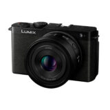 Cámara mirrorless Panasonic Lumix G100 con lente de 40 mm y diseño compacto en color negro.