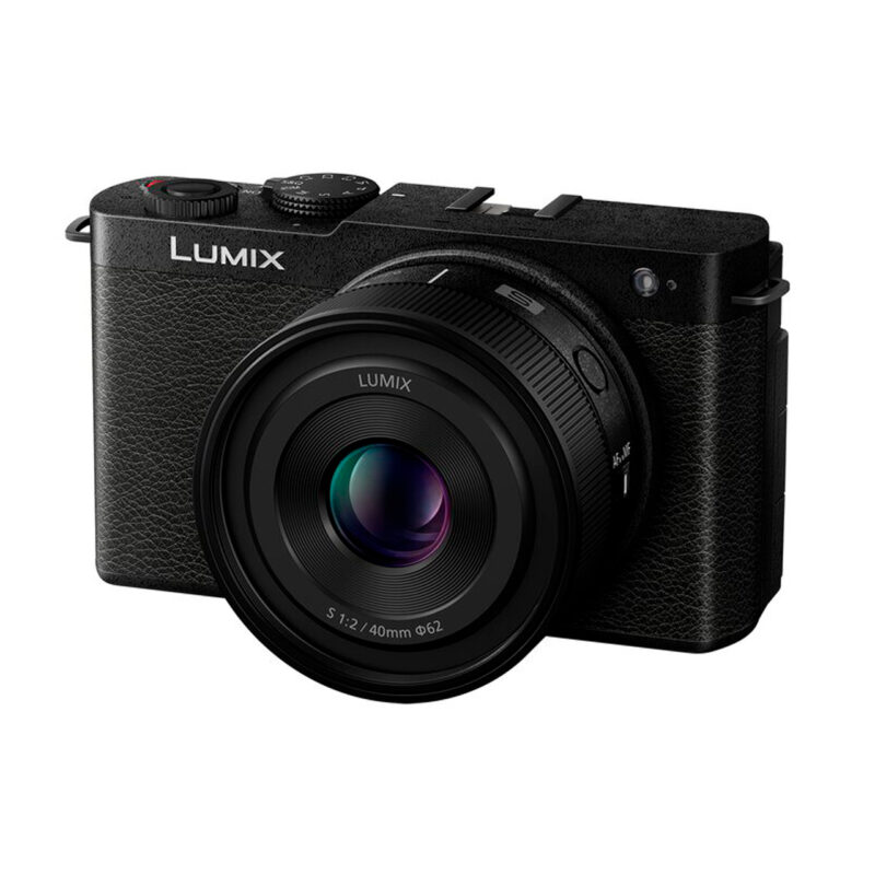Cámara mirrorless Panasonic Lumix G100 con lente de 40 mm y diseño compacto en color negro.