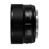 Objetivo gran angular Panasonic S 20 mm, diseño compacto, ideal para fotografía profesional y videografía.