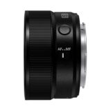Lente Nikon Z 28mm f/2.8, compacto, con enfoque automático y control de modo, ideal para fotografía de paisaje.