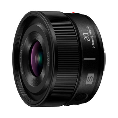 Lente Panasonic Lumix S 20mm f/1.8, diseño compacto, apertura rápida para fotografía profesional.
