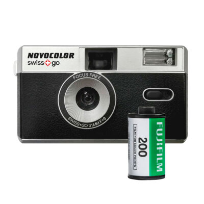 Cámara Novocolor Swiss+Go con lente de 31 mm y película Fujifilm 200 para fotografía analógica.