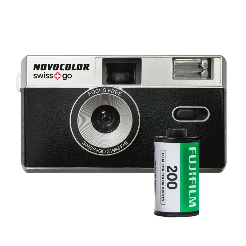 Cámara Novocolor Swiss+Go con lente de 31 mm y película Fujifilm 200 para fotografía analógica.