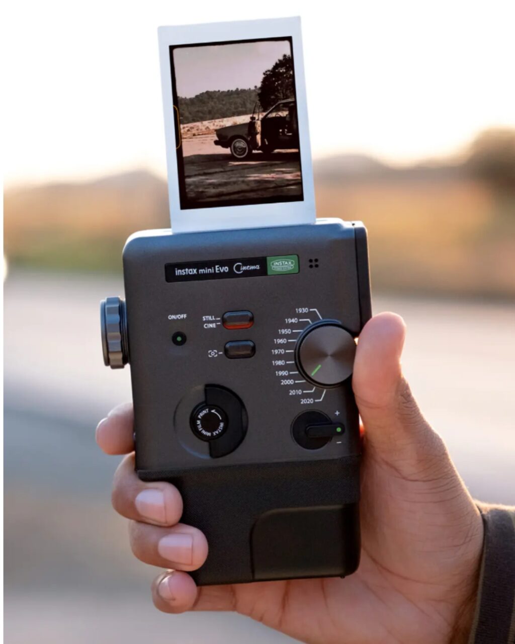 Cámara Instantánea Fujifilm Instax Mini Evo Con Foto Impresa Y Controles De Exposición Visibles.