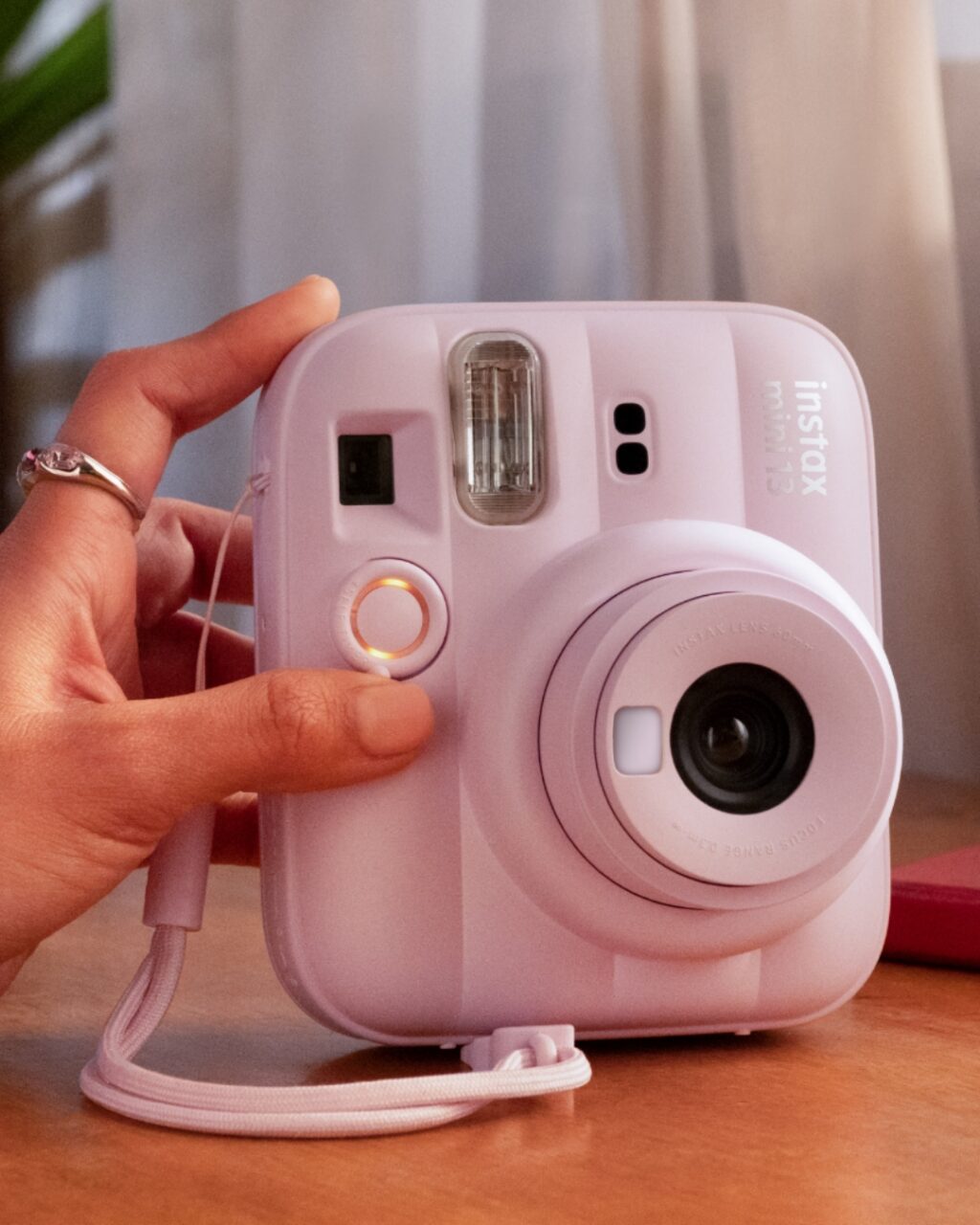 Cámara Instantánea Fujifilm Instax Mini 13 En Color Rosa, Con Lente Y Flash Incorporado, Ideal Para Fotos Rápidas.