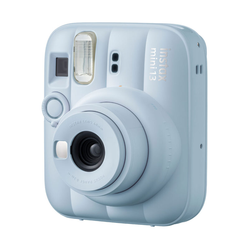 fuj170370-1-4b1 Cámara instantánea Fujifilm Instax Mini 13 color azul con lente y flash integrado, ideal para fotos rápidas y divertidas.