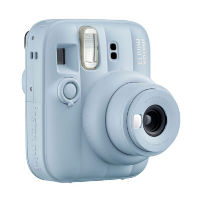 Cámara instantánea Fujifilm Instax Mini 13 en color azul, diseño compacto con lente de 60 mm y flash integrado.