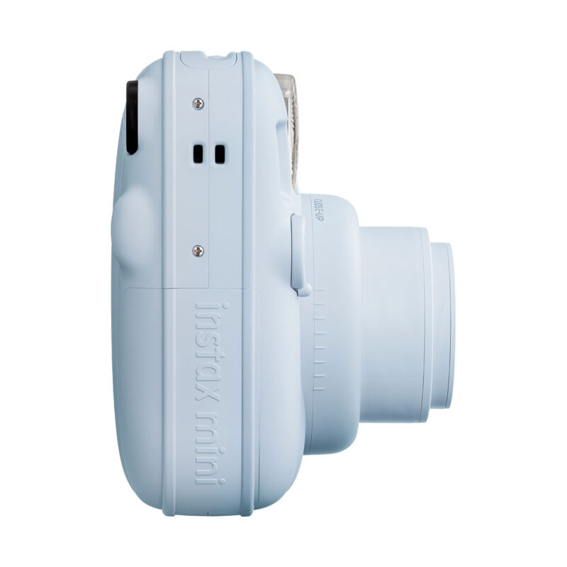 fuj170370-4-6b8 Cámara instantánea Fujifilm Instax Mini, color azul, con lente frontal y diseño compacto para fotografías rápidas.